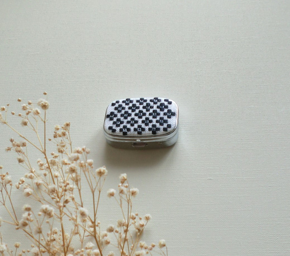 【再販】こぎん刺しのピルケース（アクセサリーケース）黒・スクエアⅯ 2枚目の画像