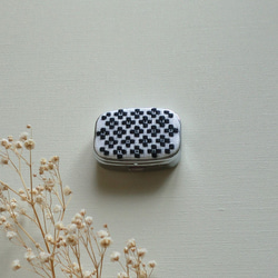 【再販】こぎん刺しのピルケース（アクセサリーケース）黒・スクエアⅯ 1枚目の画像