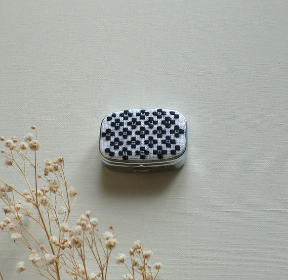 【再販】こぎん刺しのピルケース（アクセサリーケース）黒・スクエアⅯ 1枚目の画像