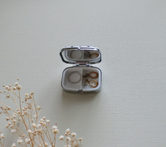 【再販】こぎん刺しのピルケース（アクセサリーケース）黒・スクエアⅯ 5枚目の画像