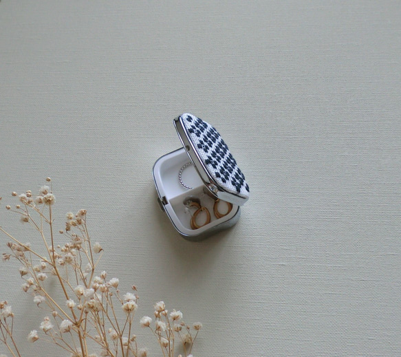 【再販】こぎん刺しのピルケース（アクセサリーケース）黒・スクエアⅯ 4枚目の画像