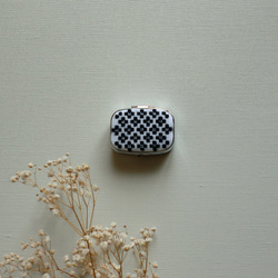 【再販】こぎん刺しのピルケース（アクセサリーケース）黒・スクエアⅯ 3枚目の画像