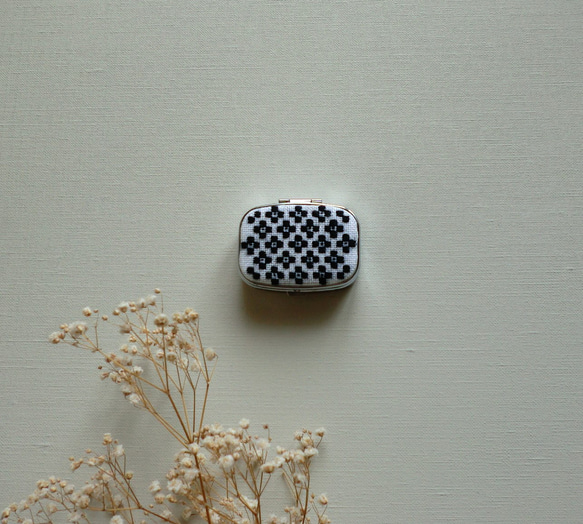 【再販】こぎん刺しのピルケース（アクセサリーケース）黒・スクエアⅯ 3枚目の画像