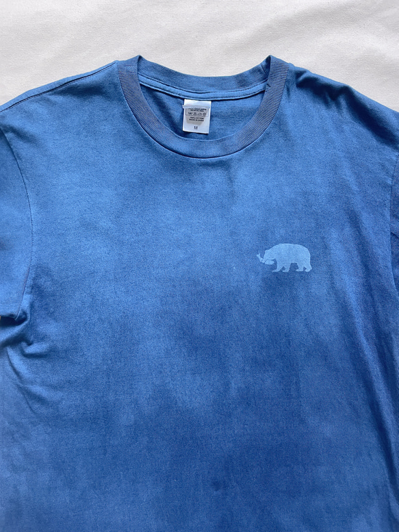 送料無料 アイヌ柄　鮭を咥える熊 藍染Tシャツ　絞り染め　ムラ染め 1枚目の画像