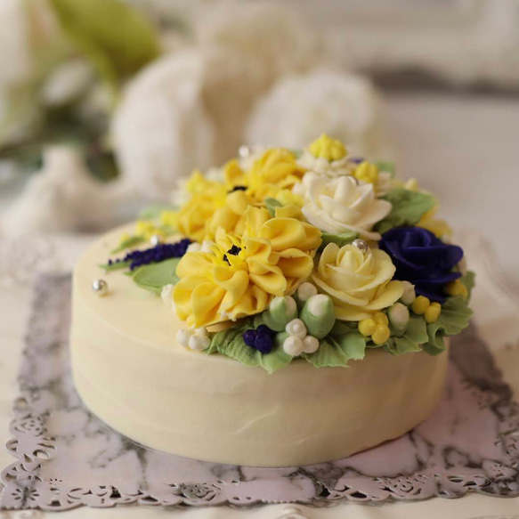 黄色いリアルフラワーのケーキ（バタークリームケーキ、チーズケーキ味） 3枚目の画像