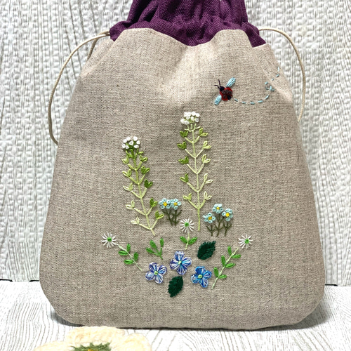 野の花刺繍の巾着袋（オオイヌノフグリとペンペン草） 巾着袋 桃屋