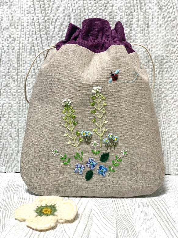 野の花刺繍の巾着袋（オオイヌノフグリとペンペン草） 1枚目の画像