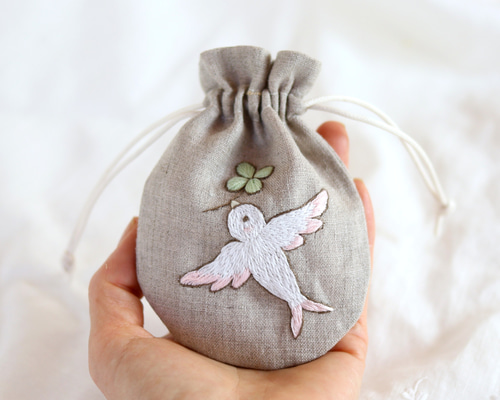 サイズ変更・イニシャル可）刺繍のミニリネン巾着（幸せの小鳥