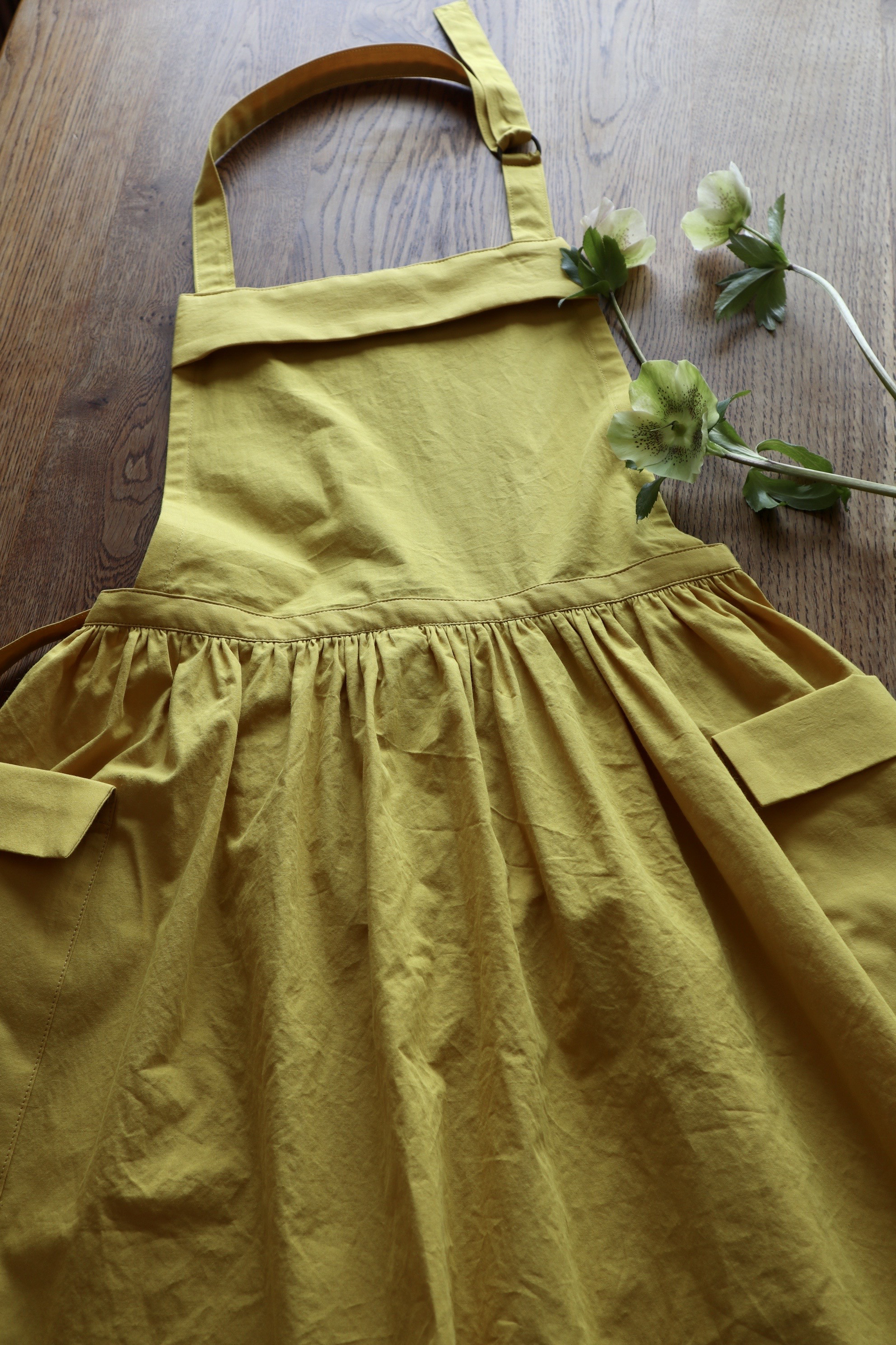 サフラン色のギャザーたっぷりエプロン'(受注製作)