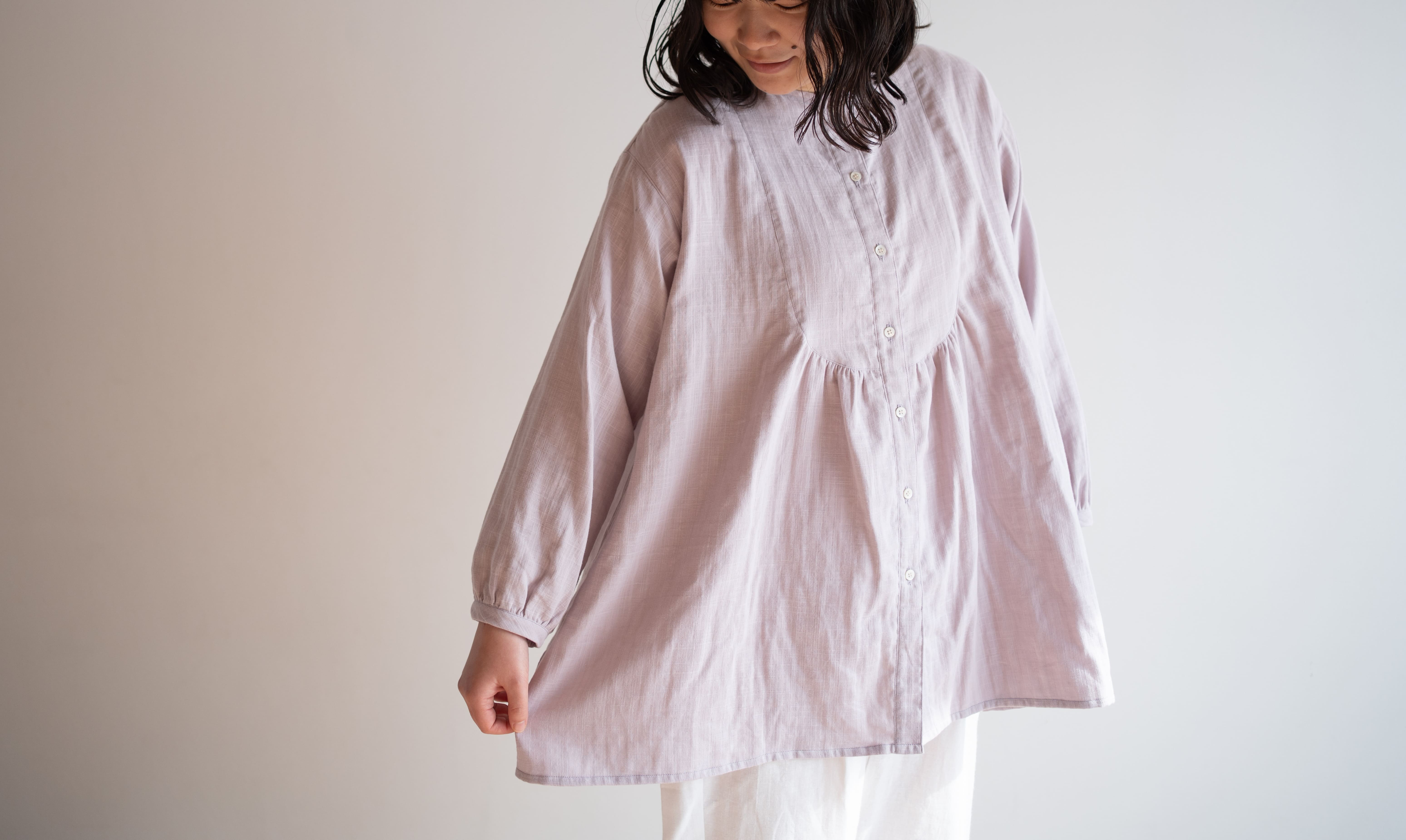 ふわりと広がる、ラウンドヨークブラウス｜国産ダブルガーゼ100％（9色）