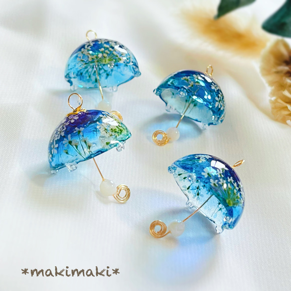 晴れやかブルーの花模様の傘ピアス、イヤリング、サージカルステンレス