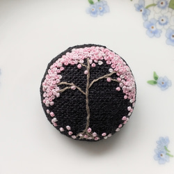 夜桜の花刺繍ブローチ【送料無料】 2枚目の画像