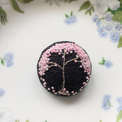 夜桜の花刺繍ブローチ【送料無料】 1枚目の画像
