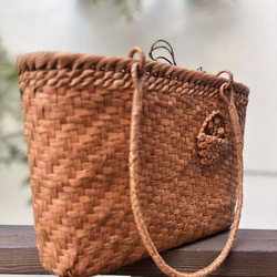 山葡萄かごバッグ　手作り　山葡萄籠バッグ　網代編み・花編み　内布あり　肩掛けタイプ 2枚目の画像