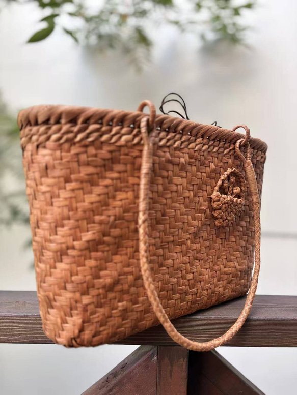 山葡萄かごバッグ　手作り　山葡萄籠バッグ　網代編み・花編み　内布あり　肩掛けタイプ 2枚目の画像