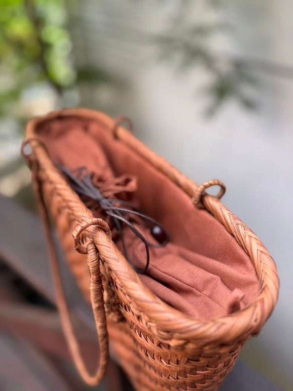 山葡萄かごバッグ　手作り　山葡萄籠バッグ　網代編み・花編み　内布あり　肩掛けタイプ 6枚目の画像