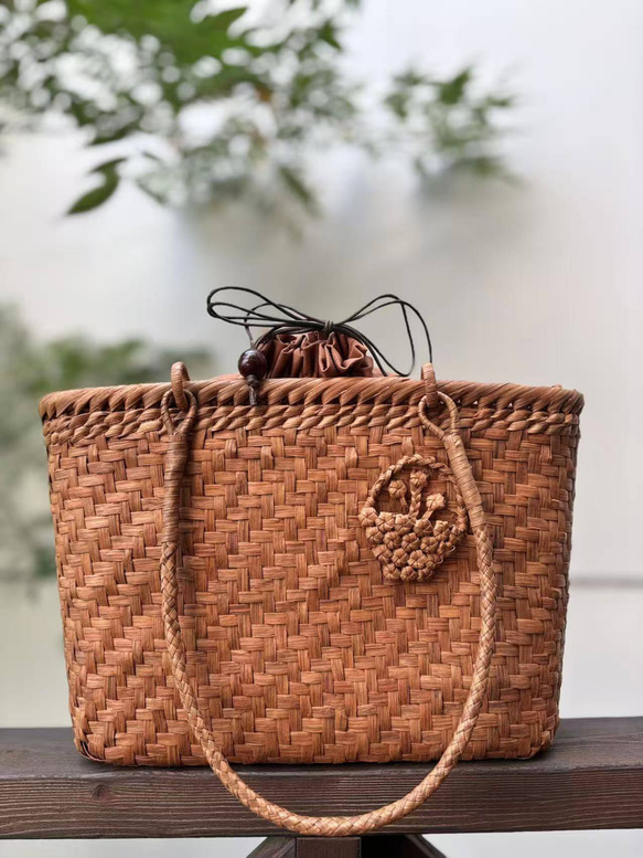 山葡萄かごバッグ　手作り　山葡萄籠バッグ　網代編み・花編み　内布あり　肩掛けタイプ 1枚目の画像