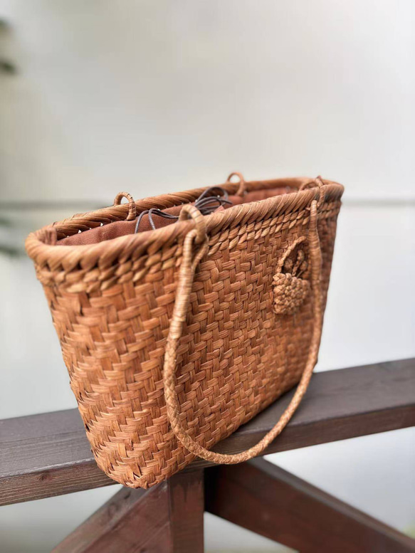 山葡萄かごバッグ　手作り　山葡萄籠バッグ　網代編み・花編み　内布あり　肩掛けタイプ 4枚目の画像