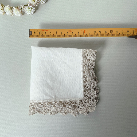 イニシャル刺繍サービス✳︎手編みレースのリネンハンカチ＊シロツメクサ✳︎ow×生成＊SS size 8枚目の画像