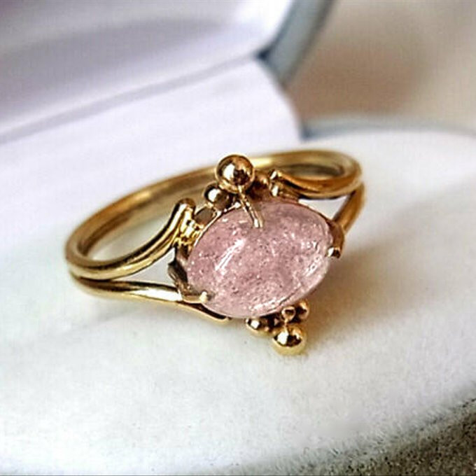 ストロベリークォーツのアンティーク風リング オーバルカボション・カット