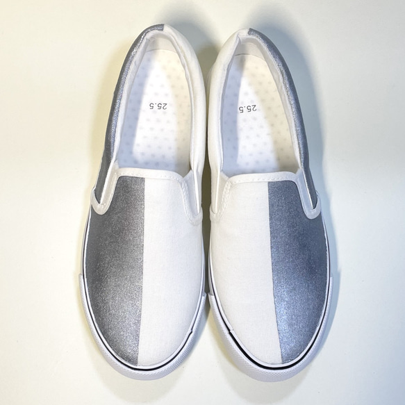 懶人鞋分為白色和銀色（22.0cm-29.0cm）防水版。 第2張的照片