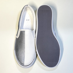 懶人鞋分為白色和銀色（22.0cm-29.0cm）防水版。 第6張的照片