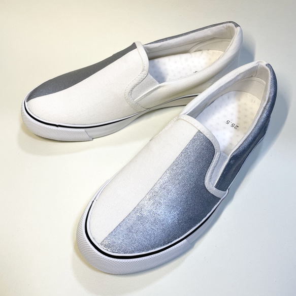 懶人鞋分為白色和銀色（22.0cm-29.0cm）防水版。 第3張的照片