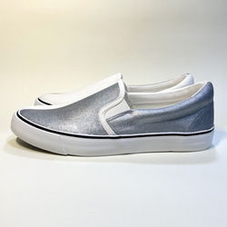 懶人鞋分為白色和銀色（22.0cm-29.0cm）防水版。 第4張的照片