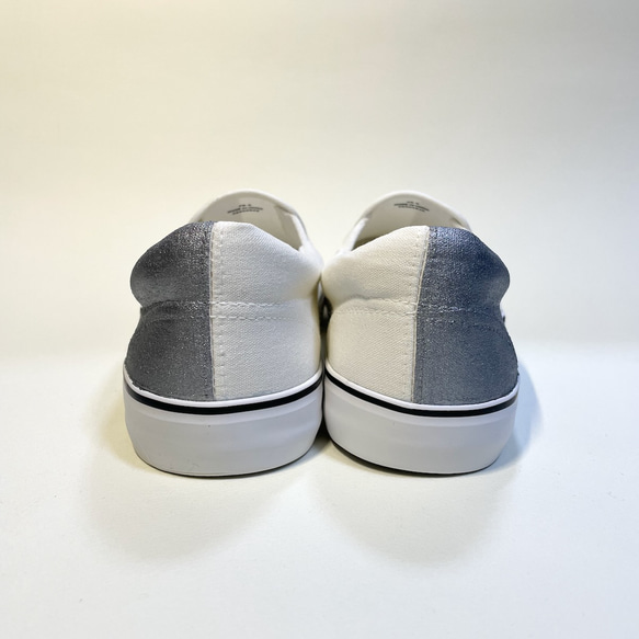 懶人鞋分為白色和銀色（22.0cm-29.0cm）防水版。 第5張的照片