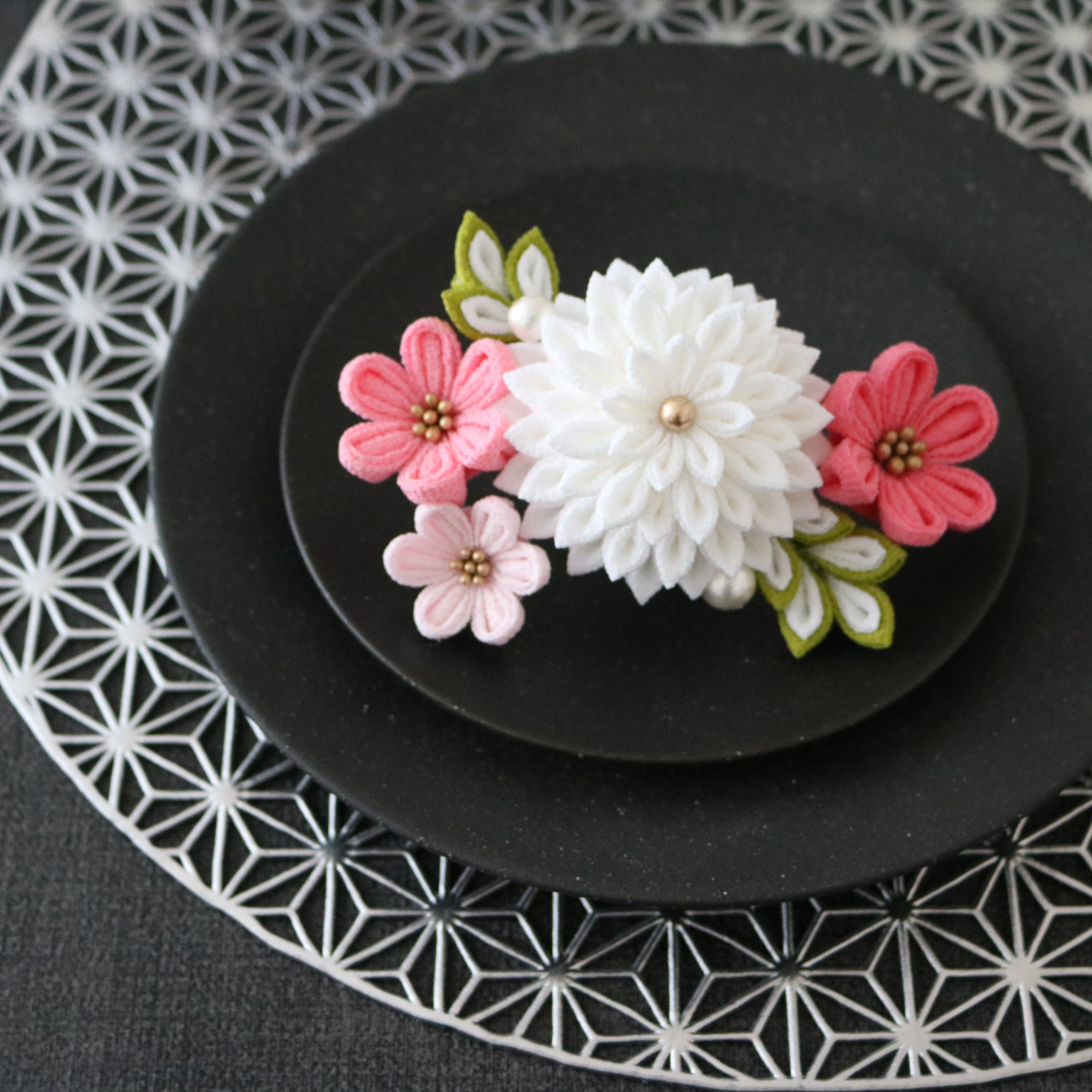 大サイズ【白ピンク】レトロなヘアクリップ ★ つまみ細工 七五三 髪飾り かんざし 結婚式 成人式 白無垢 浴衣