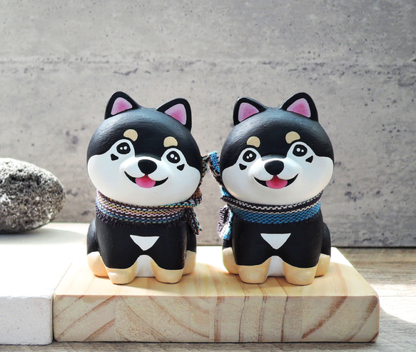 笑顔とかわいい小さな黒い柴犬ペンホルダー文鎮装飾手作りの小さな木彫りの木製人形 3枚目の画像