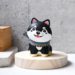 笑顔とかわいい小さな黒い柴犬ペンホルダー文鎮装飾手作りの小さな木彫りの木製人形 1枚目の画像