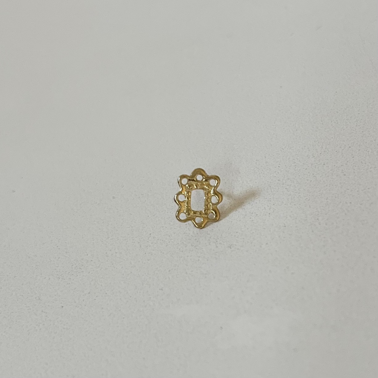 ☆受注生産☆ K18 square frame 1/2 pierce