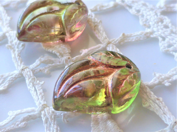 木の蕾　黄緑ピンク金　チェコビーズCzech Glass Beads２個 2枚目の画像