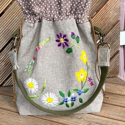 野の花刺繍の巾着バック（カーキ） 2枚目の画像