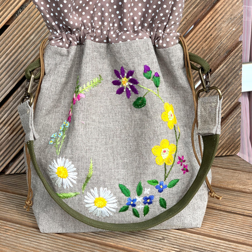 野の花刺繍の巾着バック（カーキ） ハンドバッグ 桃屋ぴちこ