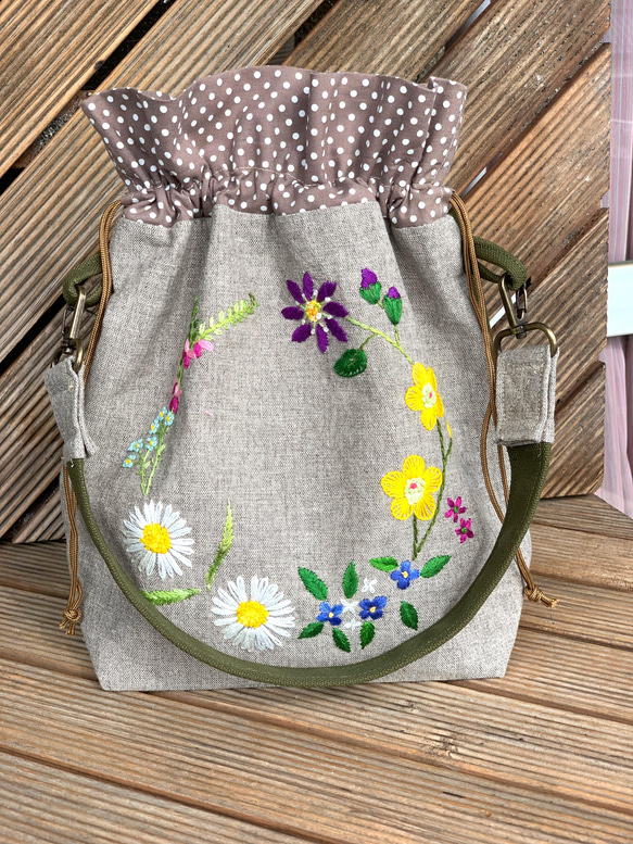 野の花刺繍の巾着バック（カーキ） 2枚目の画像