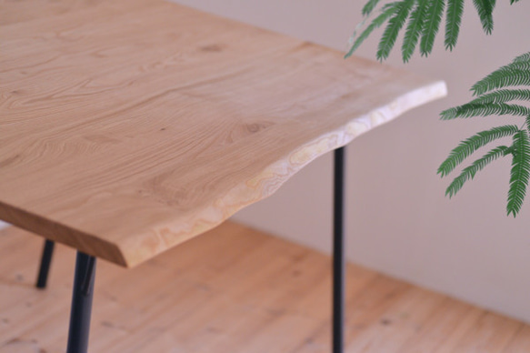 無垢クリ（栗の木）耳付きアイアンテーブル・ナチュラル仕上げ 