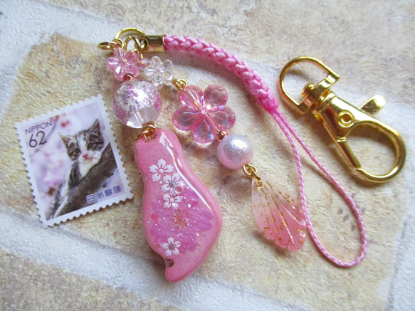 ◇2393再販 桜色 さくら猫と蓄光蛍ガラス　ストラップ・バックチャーム ※１点物 6枚目の画像