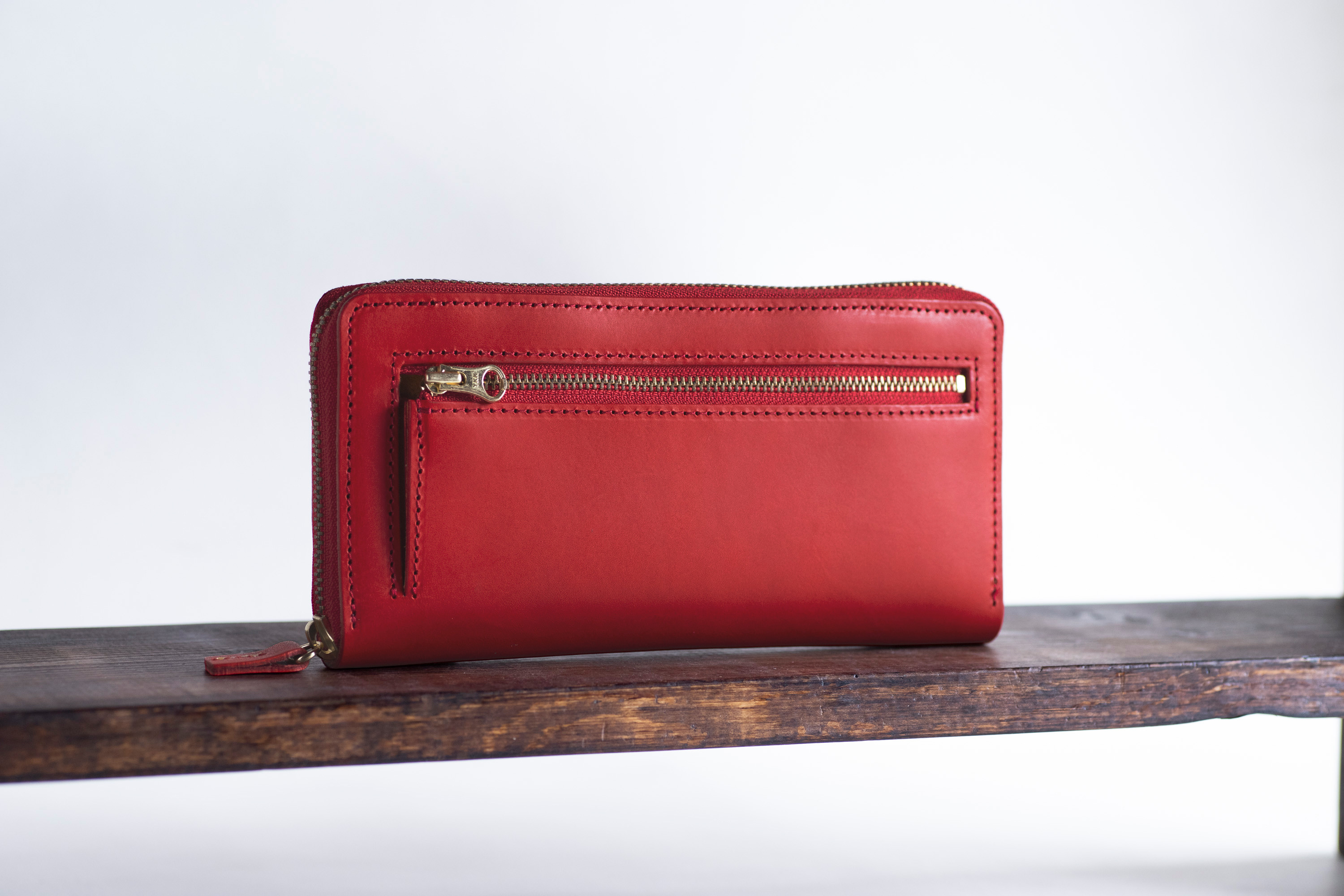 大きく開いてコインが取り出しやすいラウンドファスナー長財布　本革　姫路ヌメ　レッド　ラウンドファスナー　aw-18hn