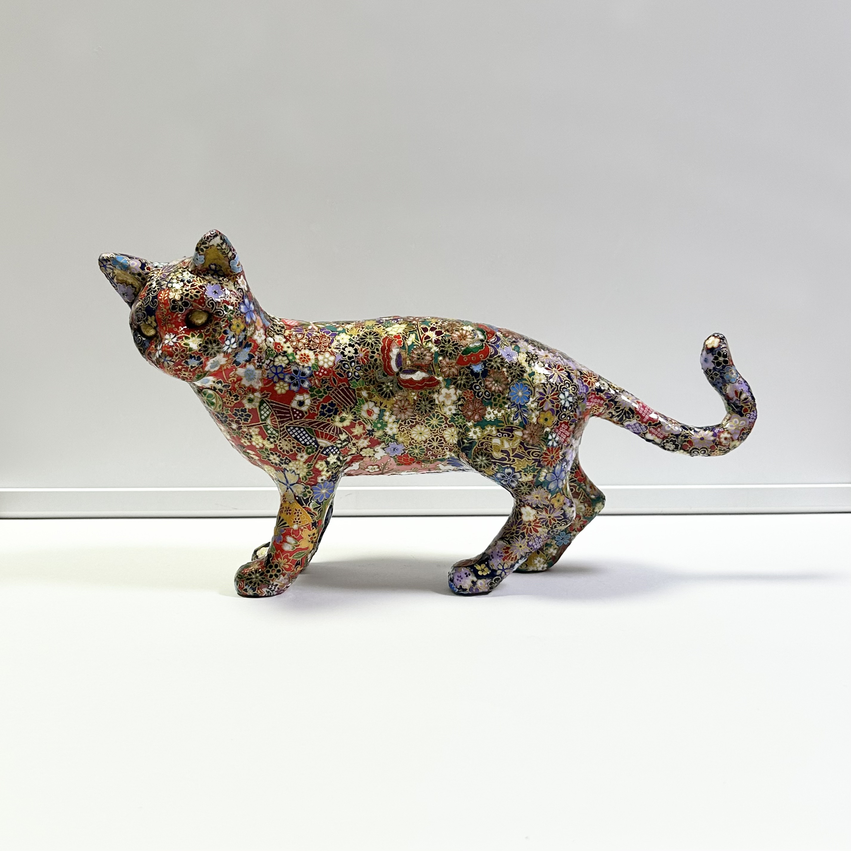 赤の華招き猫の置物(友禅和紙)