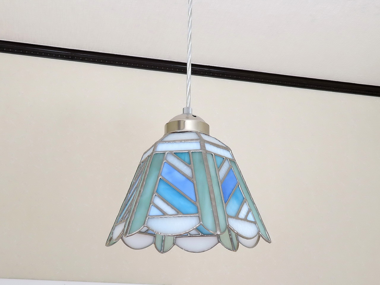 Lサイズ・淡いブルーの斜めストライプ（ステンドグラスペンダントライト）ガラス照明（コードの長さ選択できます）