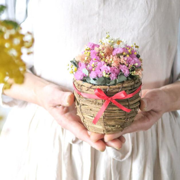 母の日フラワー【特集掲載】pure feminine mini flower basket　ギフトドライフラワー　母の日 1枚目の画像