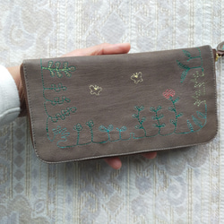 刺繍革財布『GARDEN・庭』チャコールグレイ（ヤギ革）ラウンドファスナー型 5枚目の画像