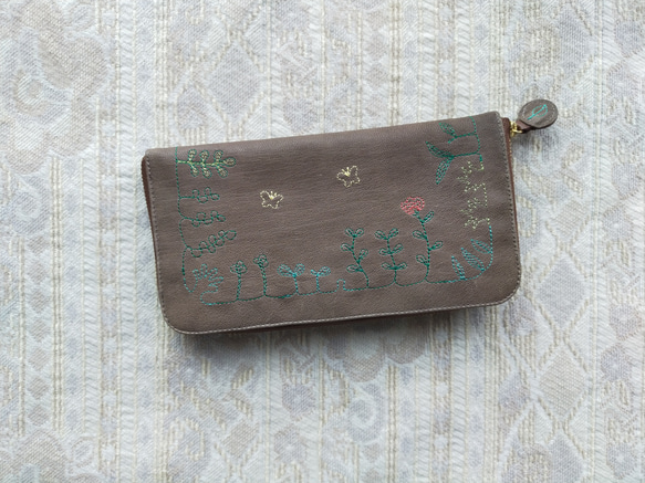 刺繍革財布『GARDEN・庭』チャコールグレイ（ヤギ革）ラウンドファスナー型 1枚目の画像