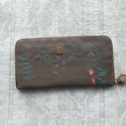刺繍革財布『GARDEN・庭』チャコールグレイ（ヤギ革）ラウンドファスナー型 2枚目の画像