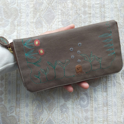 刺繍革財布『GARDEN・庭』チャコールグレイ（ヤギ革）ラウンドファスナー型 6枚目の画像