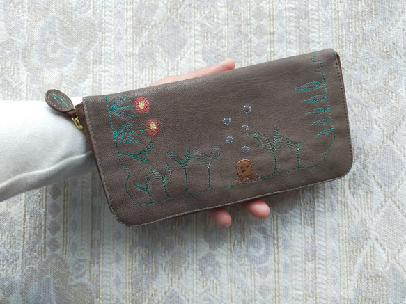 刺繍革財布『GARDEN・庭』チャコールグレイ（ヤギ革）ラウンドファスナー型 6枚目の画像