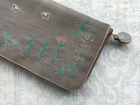 刺繍革財布『GARDEN・庭』チャコールグレイ（ヤギ革）ラウンドファスナー型 7枚目の画像