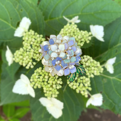 【特集掲載】紫陽花とコットンパールの大きなブローチ　 2枚目の画像